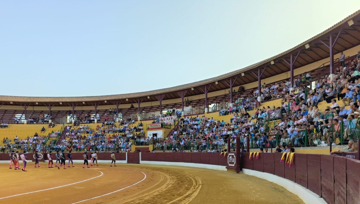 Figuras, jóvenes y un mano a mano con victorinos en La Línea