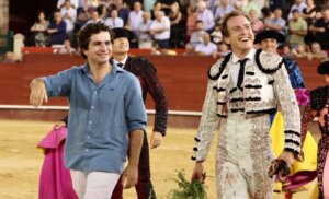 Santiago Domecq hijo y Román en la apoteósica vuelta al ruedo tras el indulto de Escondido. Foto: Antonio Vigueras