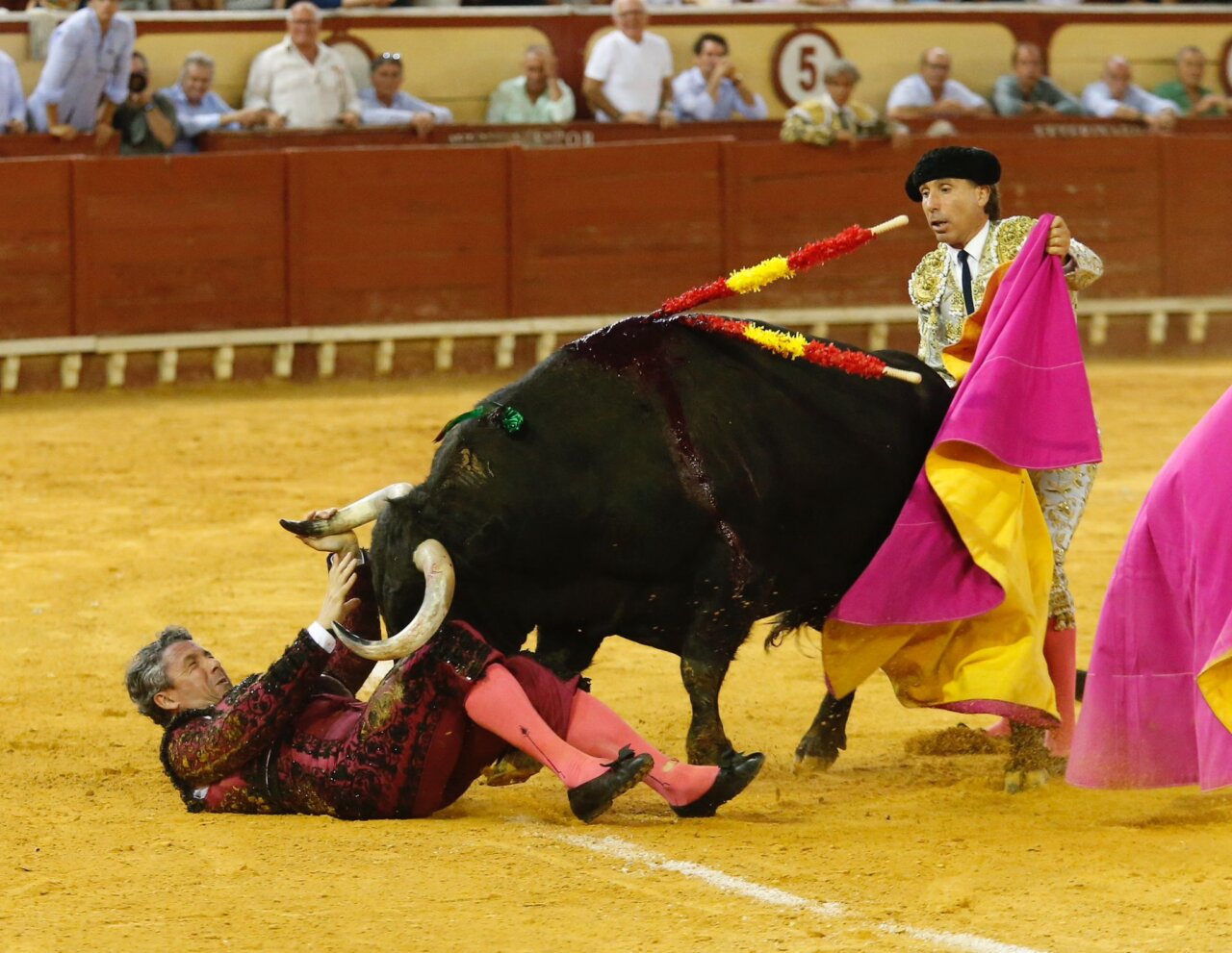 Manuel Izquierdo, volteado por el quinto toro en El Puerto de Santa María