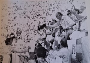 Fernando Lozano brindando a Cela en Pontevedra.