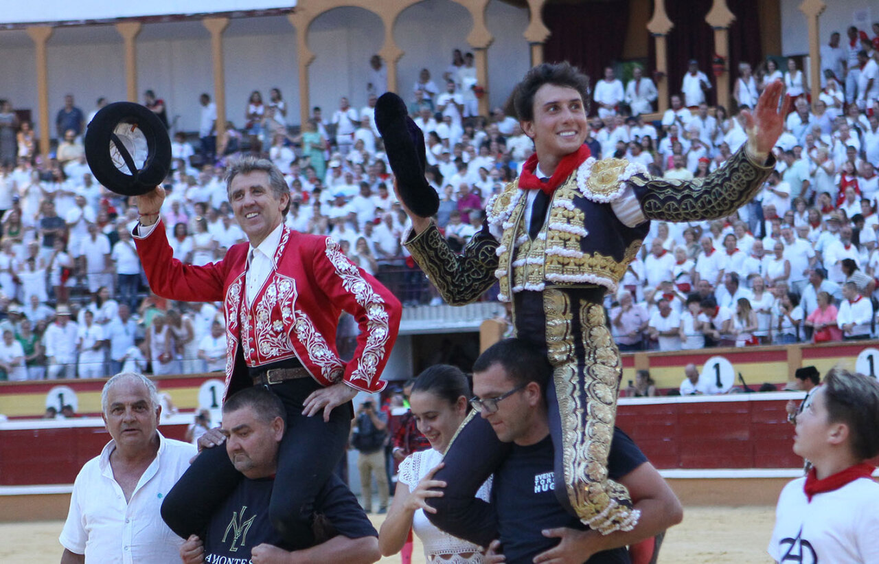 Pablo Hermoso de Mendoza y Roca Rey, a hombros en Tudela