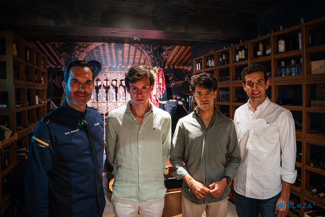 Mario Sandoval recibe a los tres finalistas del certamen Cénate Las Ventas