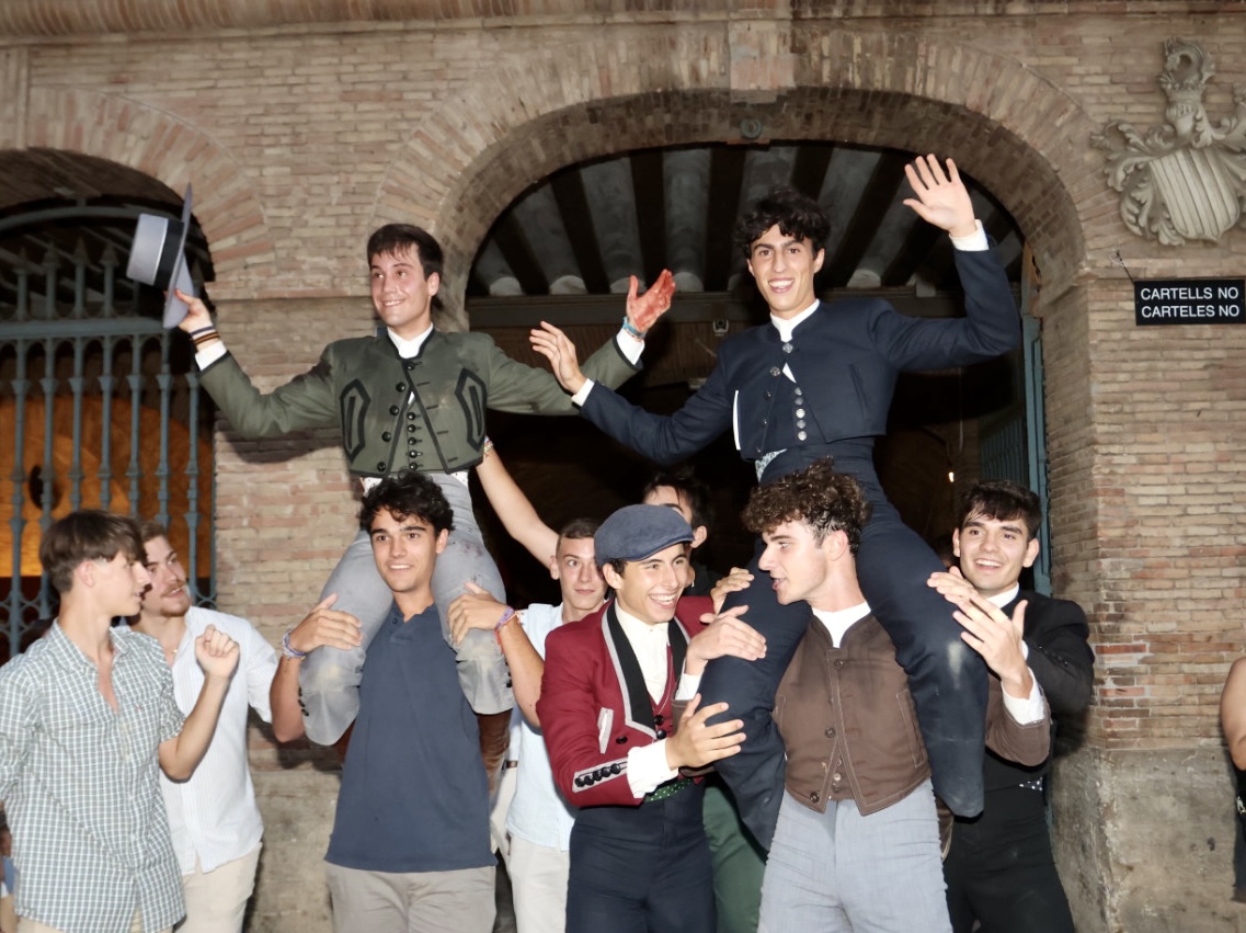 Daniel Artazos y Juan Zamora, a hombros en Valencia con buenos novillos de Daniel Ramos