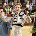 Román, con las dos orejas simbólicas tras el indulto. Foto: Antonio Vigueras