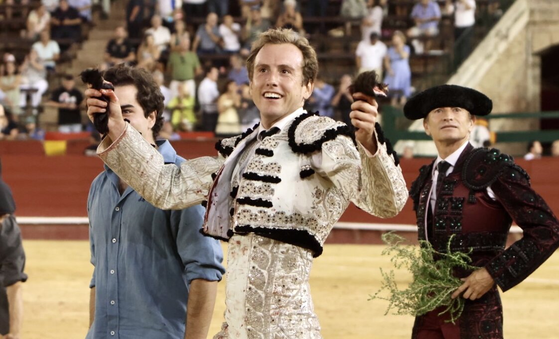 Román, con las dos orejas simbólicas tras el indulto. Foto: Antonio Vigueras