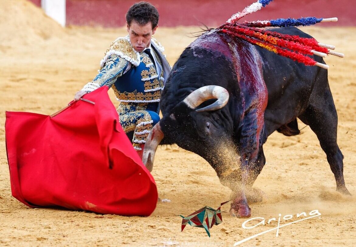 El toreo de Ginés Marín y la entrega de Galván sacan rédito en La Malagueta
