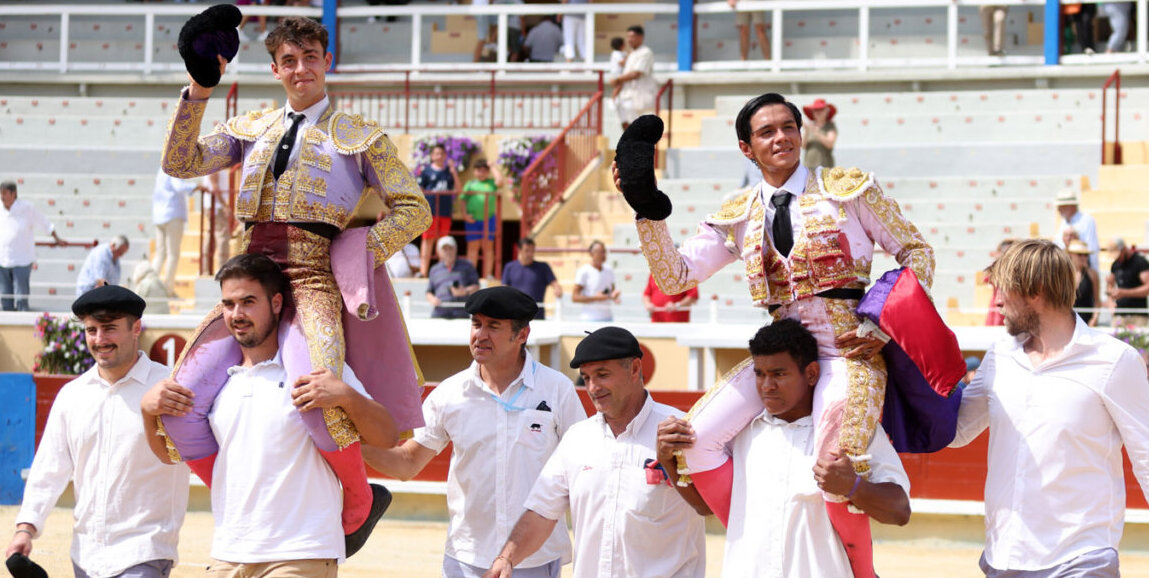 Pedro Luis y Chicharro, a hombros en la novillada matinal de Bayona
