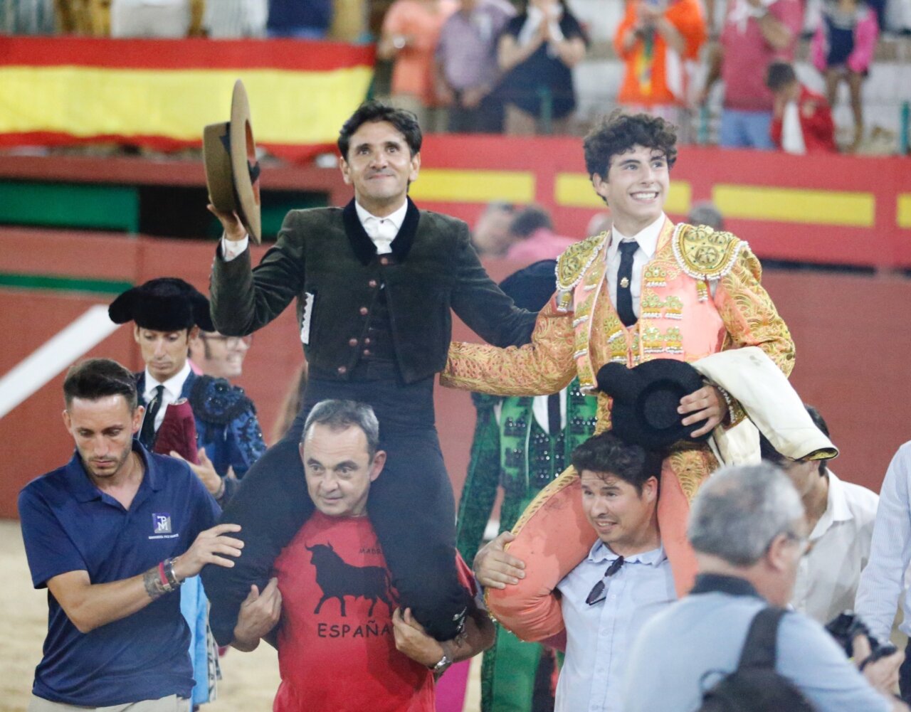 Torería y espectáculo en una accidentada tarde en Requena