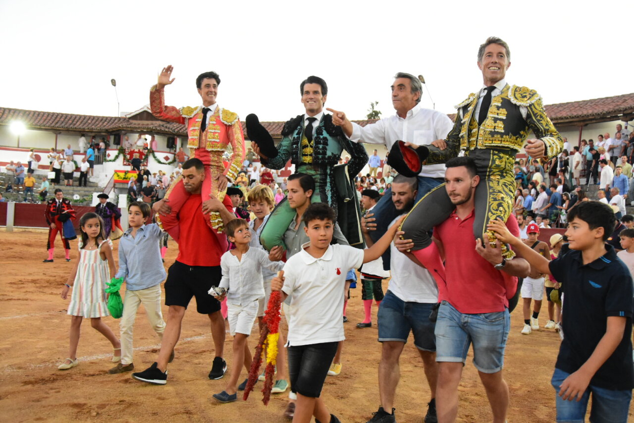 Escribano, El Capea y Garrido, fiesta con los victorinos en Guijuelo