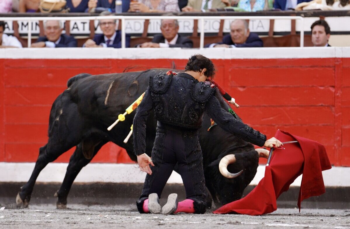 El vestido de Roca Rey, gris y azabache, que lució en su segunda tarde, fue uno de los más bonitos de la semana.