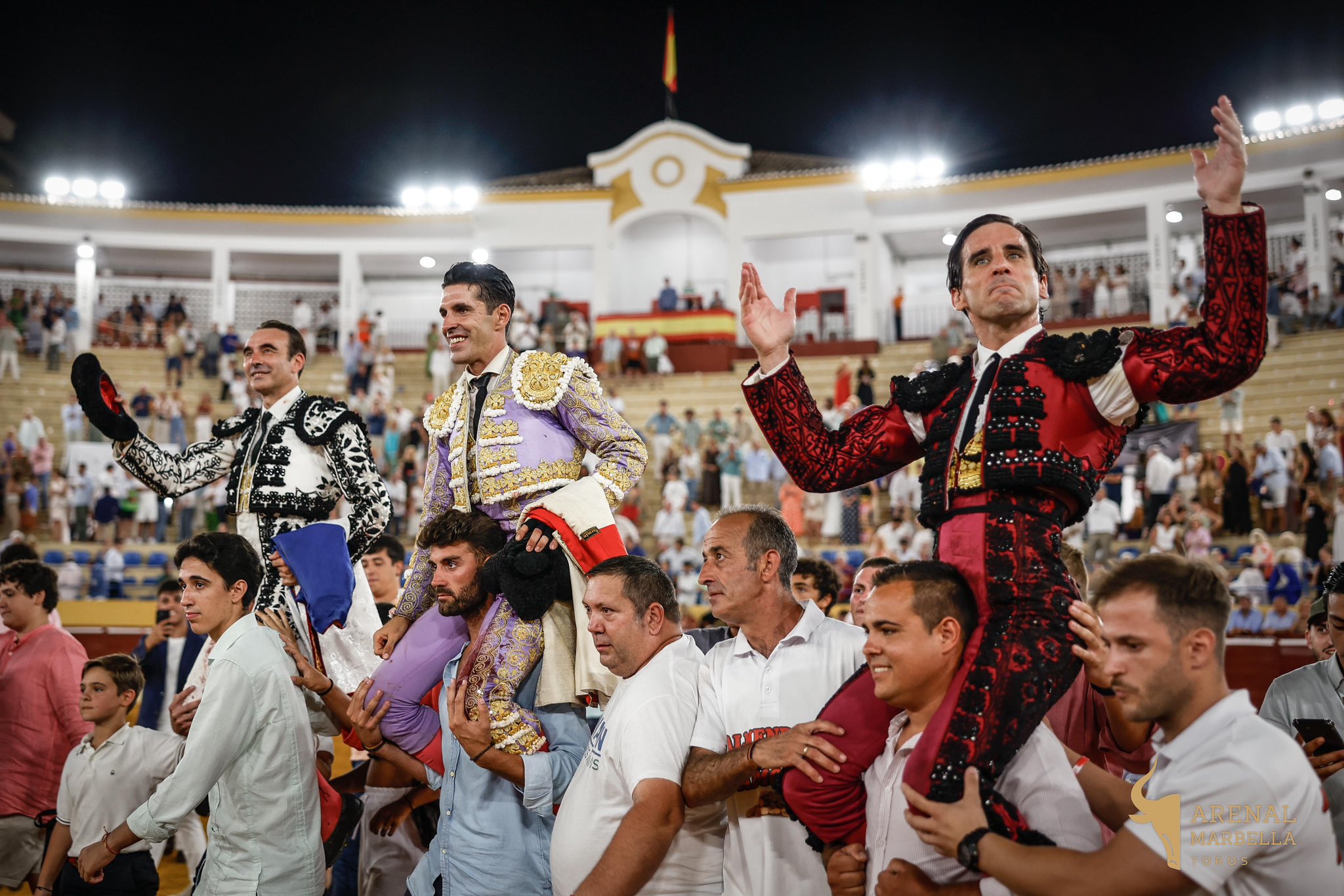 Talavante arrasa en la monstruo de Marbella y sale en hombros con Ponce y Ortega