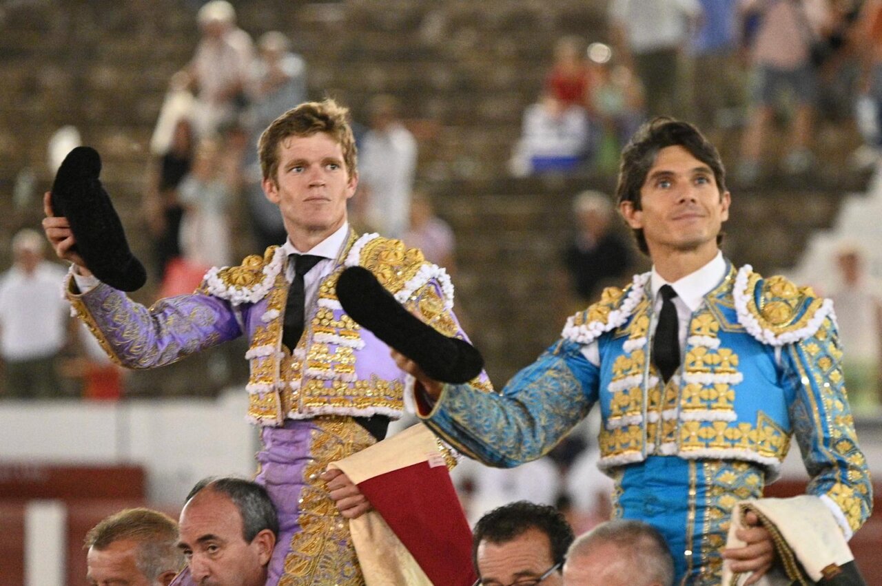 Puerta grande para Castella y Borja Jiménez y una faena delicatessen de Aguado en Linares