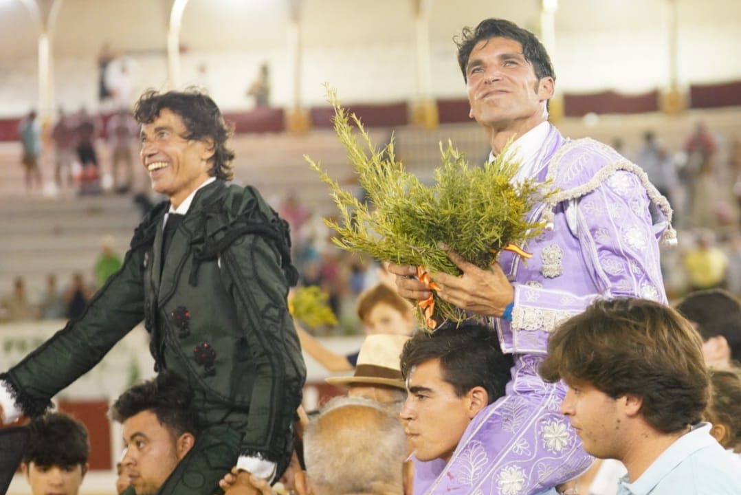 Curro Díaz y Cayetano, a hombros por la puerta grande de Antequera