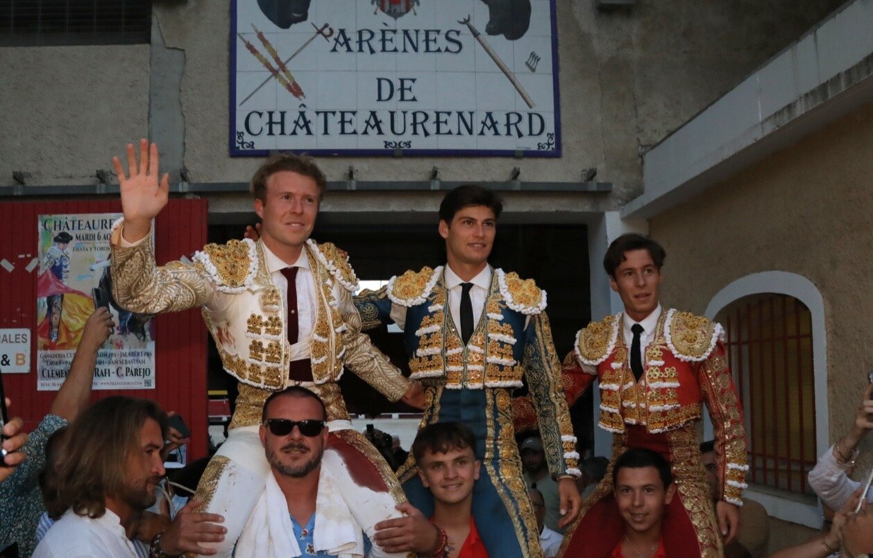 La terna, en hombros en Chateaurenard