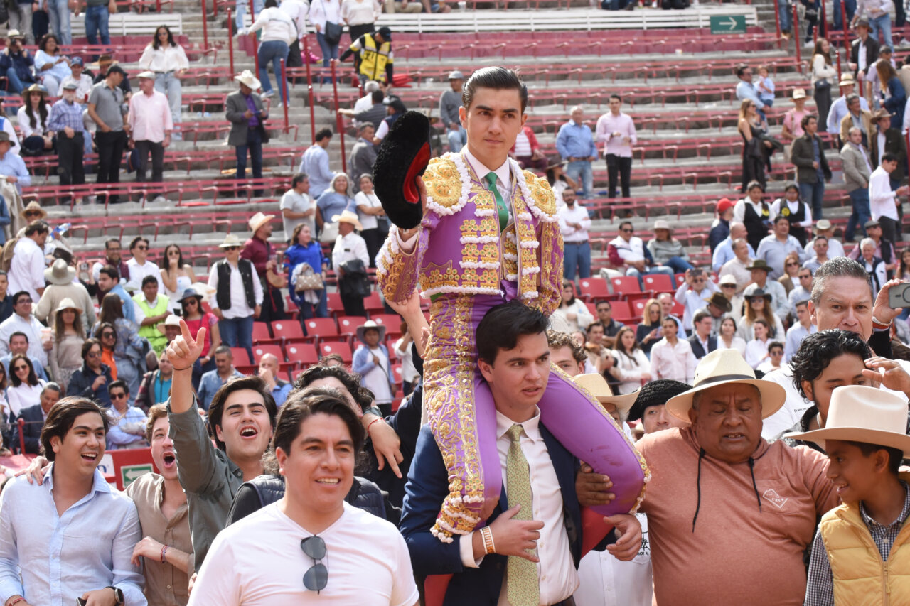 El hambre torero de Bruno Aloi abre la puerta grande en la Plaza México