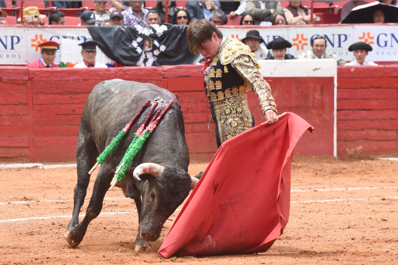 Accidentada tarde en La México con cornadas a Luz Elena y Paco de la Peña