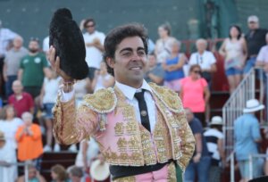 Miguel de Pablo, a hombros en Cebreros. Foto: José Luis Cárdenas.