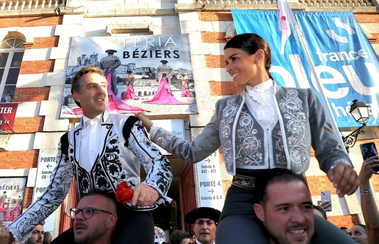 Feliz adiós de Pablo Hermoso de Mendoza en Beziers, a hombros con Lea Vicens