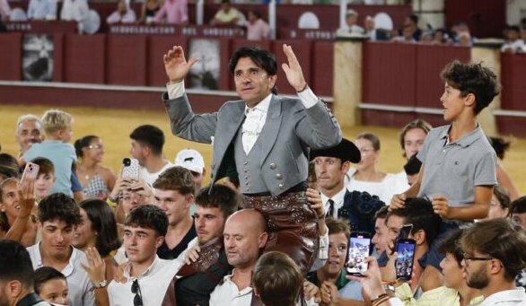 Cumbre de Ventura, cuatro orejas y puerta grande en Málaga