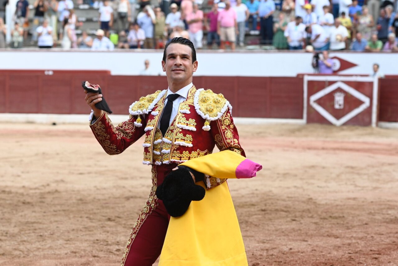 Oreja a la elegancia de Manzanares y al arrojo de Ginés en Colmenar