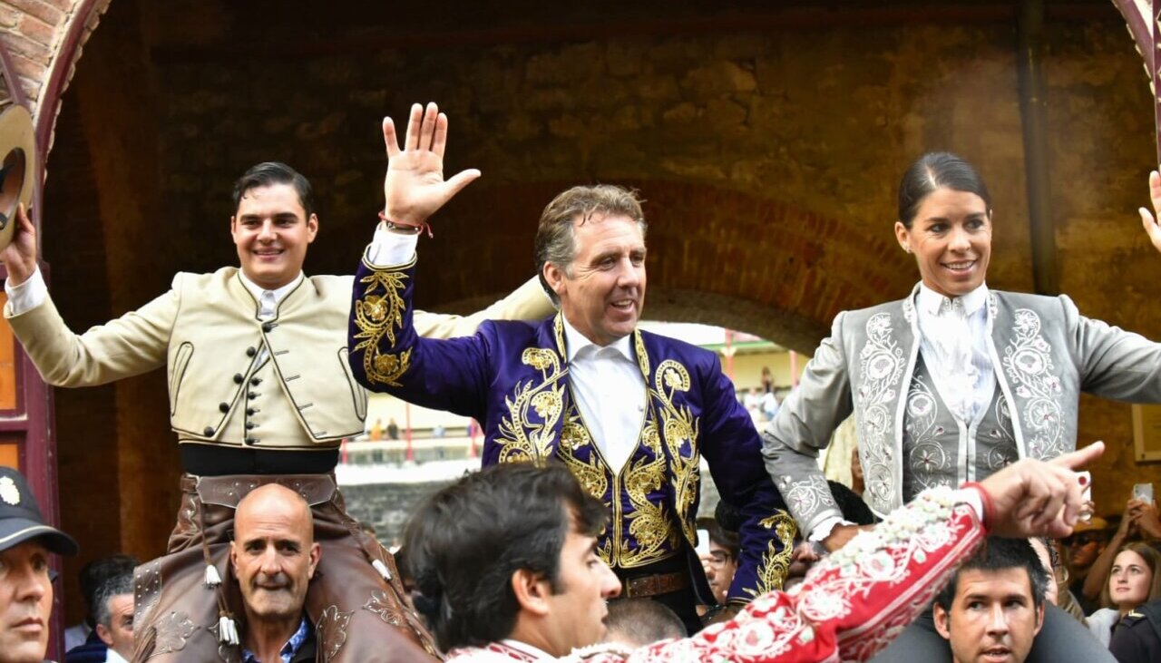 Triple puerta grande a caballo en el inicio de Valladolid