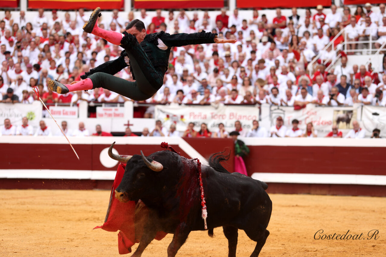 Espectacular volteretón a David Galván en Dax