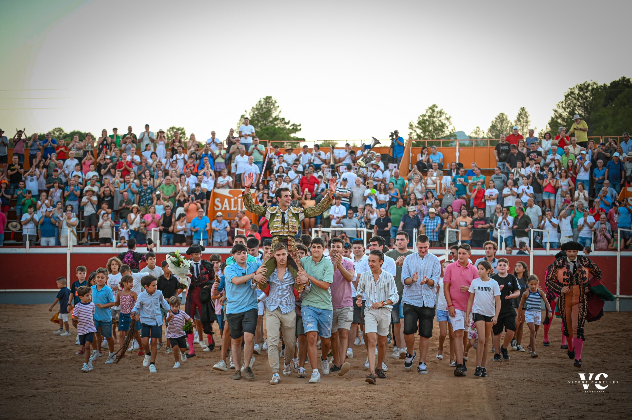 Ayora se rinde a su torero Samuel Navalón en una tarde rotunda