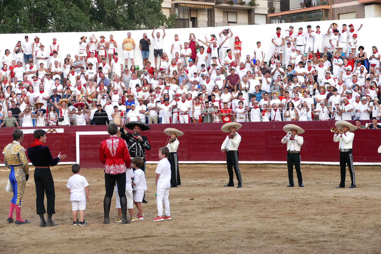 Los mariachis y "El Rey", en el emotivo adiós de Pablo Hermoso a su Estella natal