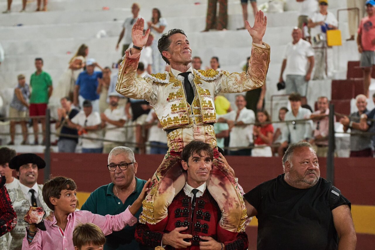 Derroche de entrega de Escribano en una gran tarde en Tarifa, once orejas y rabo
