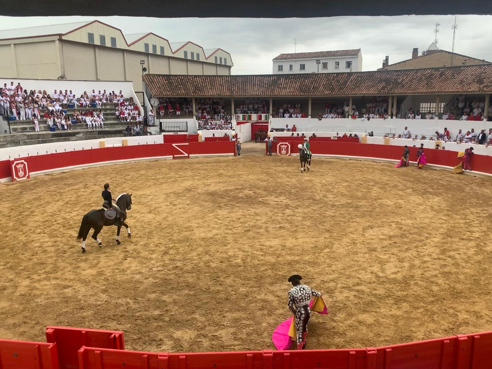 Vuelta al ruedo para Adrián Venegas en Peralta; Neyra, dos orejas de un novillo de Pincha de vuelta