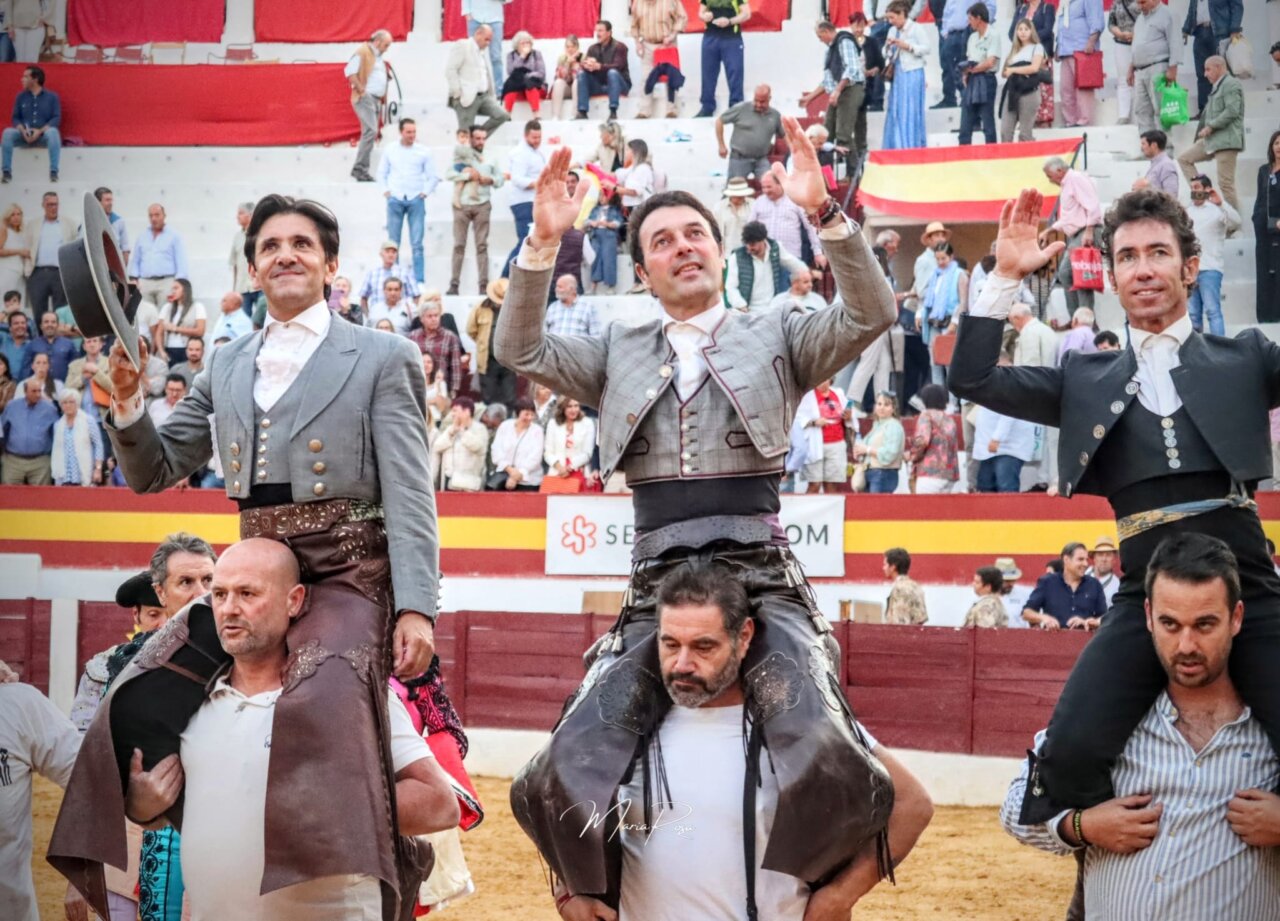 Ventura, Cartagena y Leonardo Hernández regalan una gran tarde de rejones en Zafra