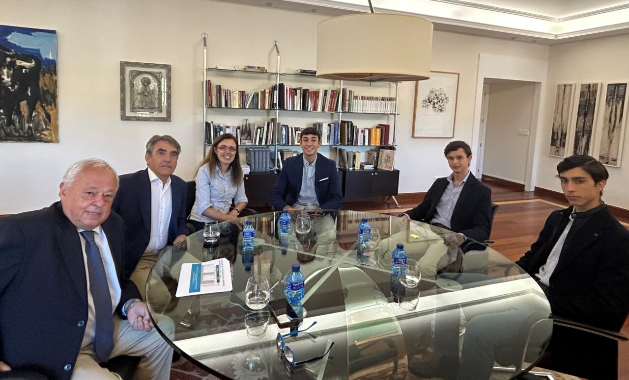 El consejero Gonzalo Santonja recibe a los finalistas del Circuito de Castilla y León