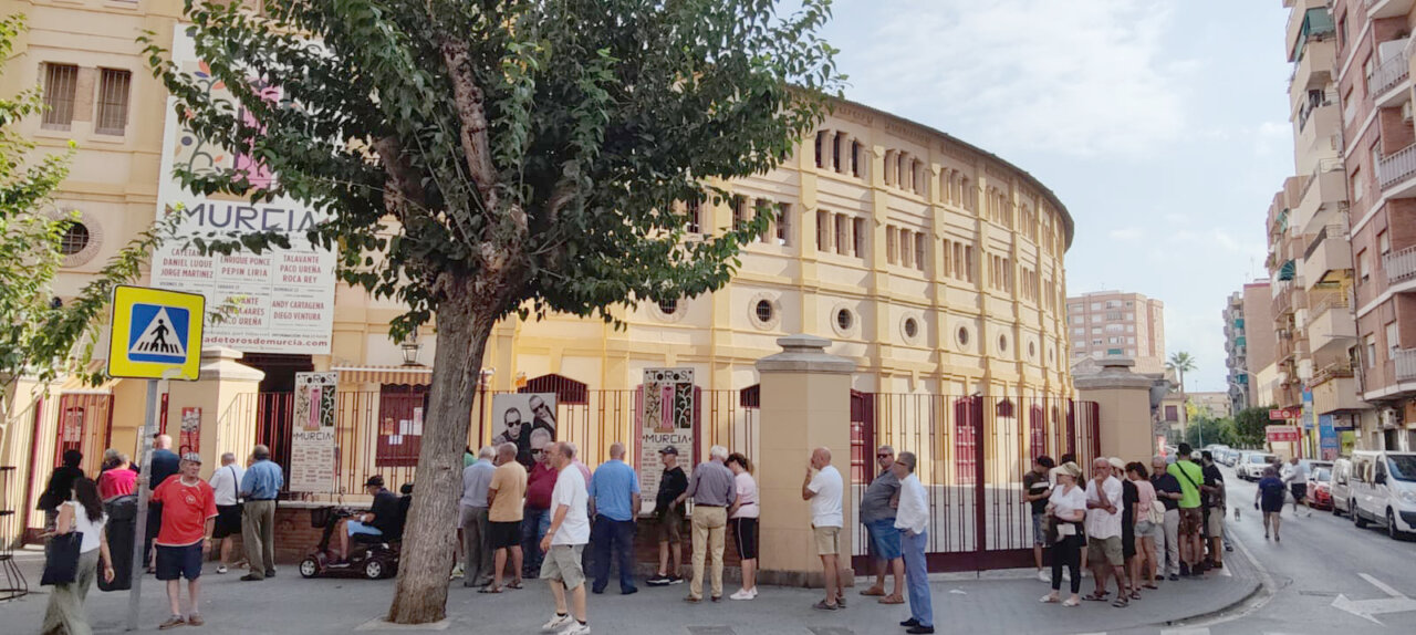 Gran expectación y colas en el primer día de venta de entradas para la Feria de Murcia