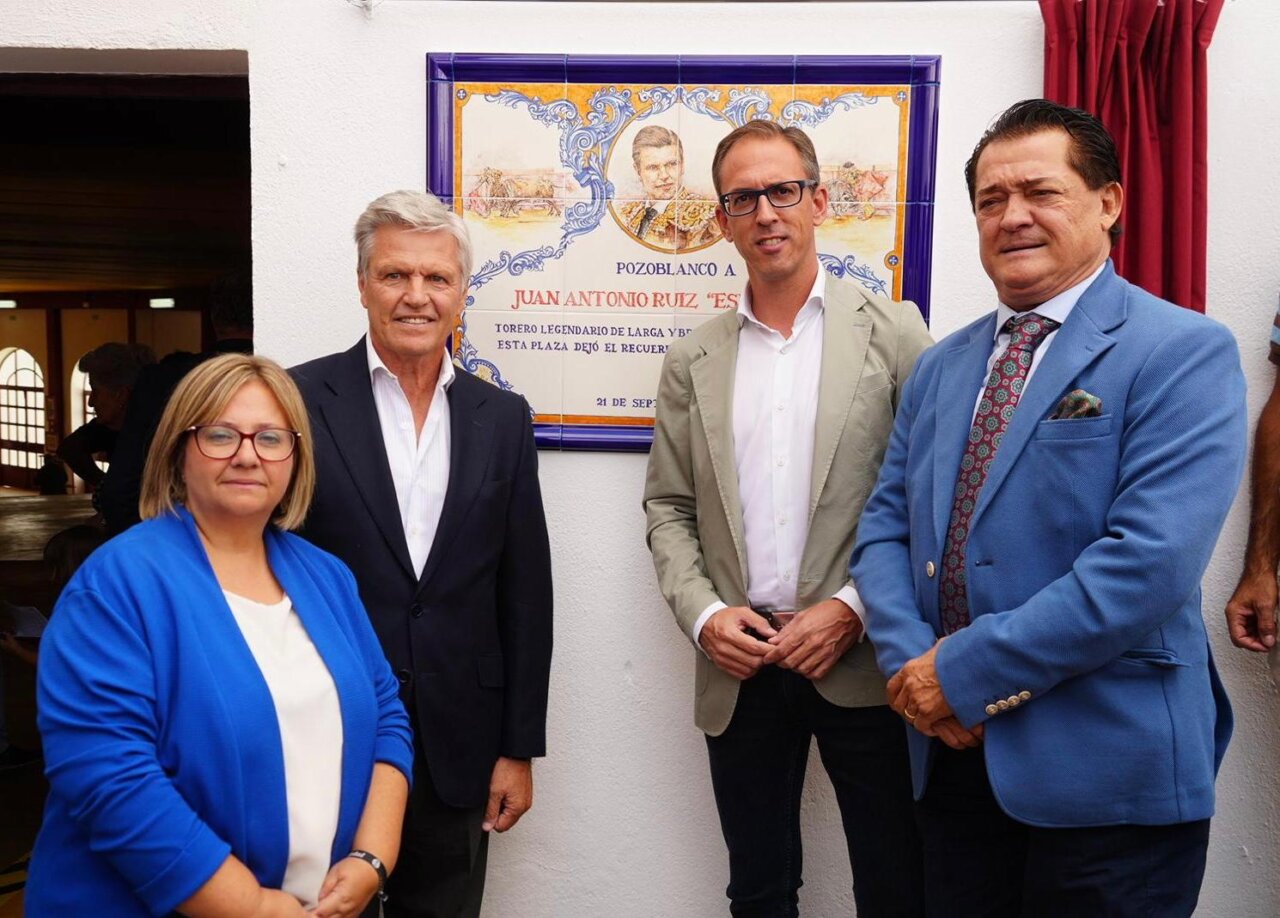 Pozoblanco homenajea a Espartaco con un azulejo en el coso de Los Llanos