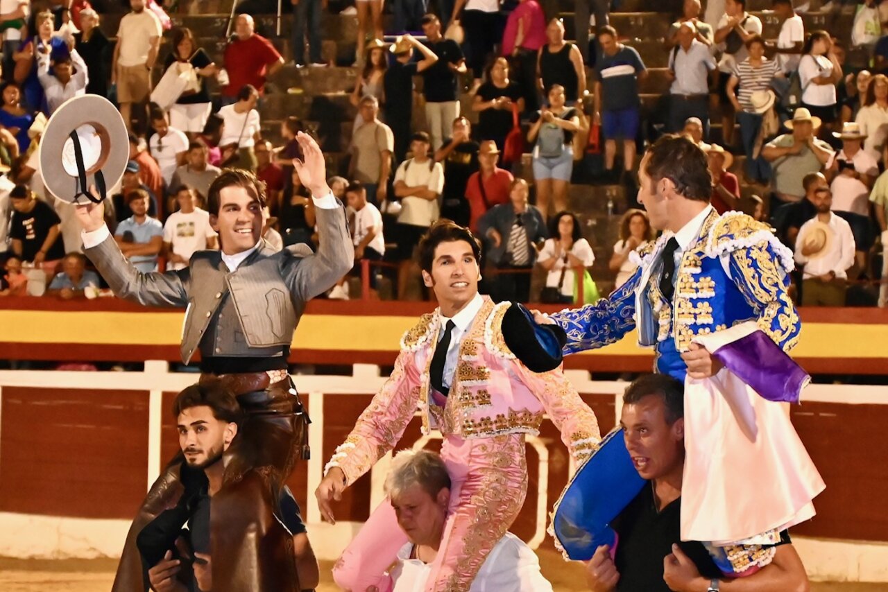 El Fandi, Cayetano y Sebastián Fernández se reparten siete orejas en Baza