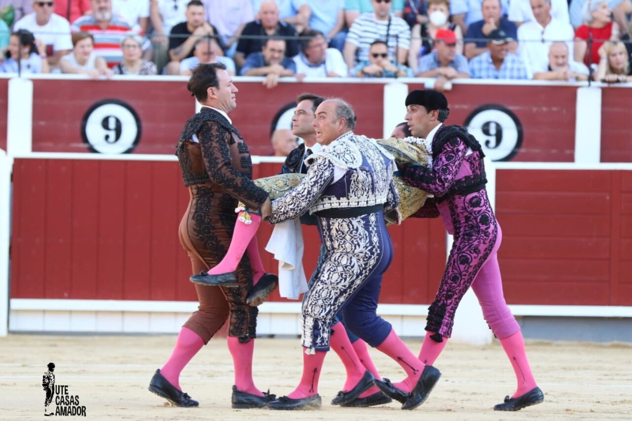 Fea cogida a David Galván en Albacete