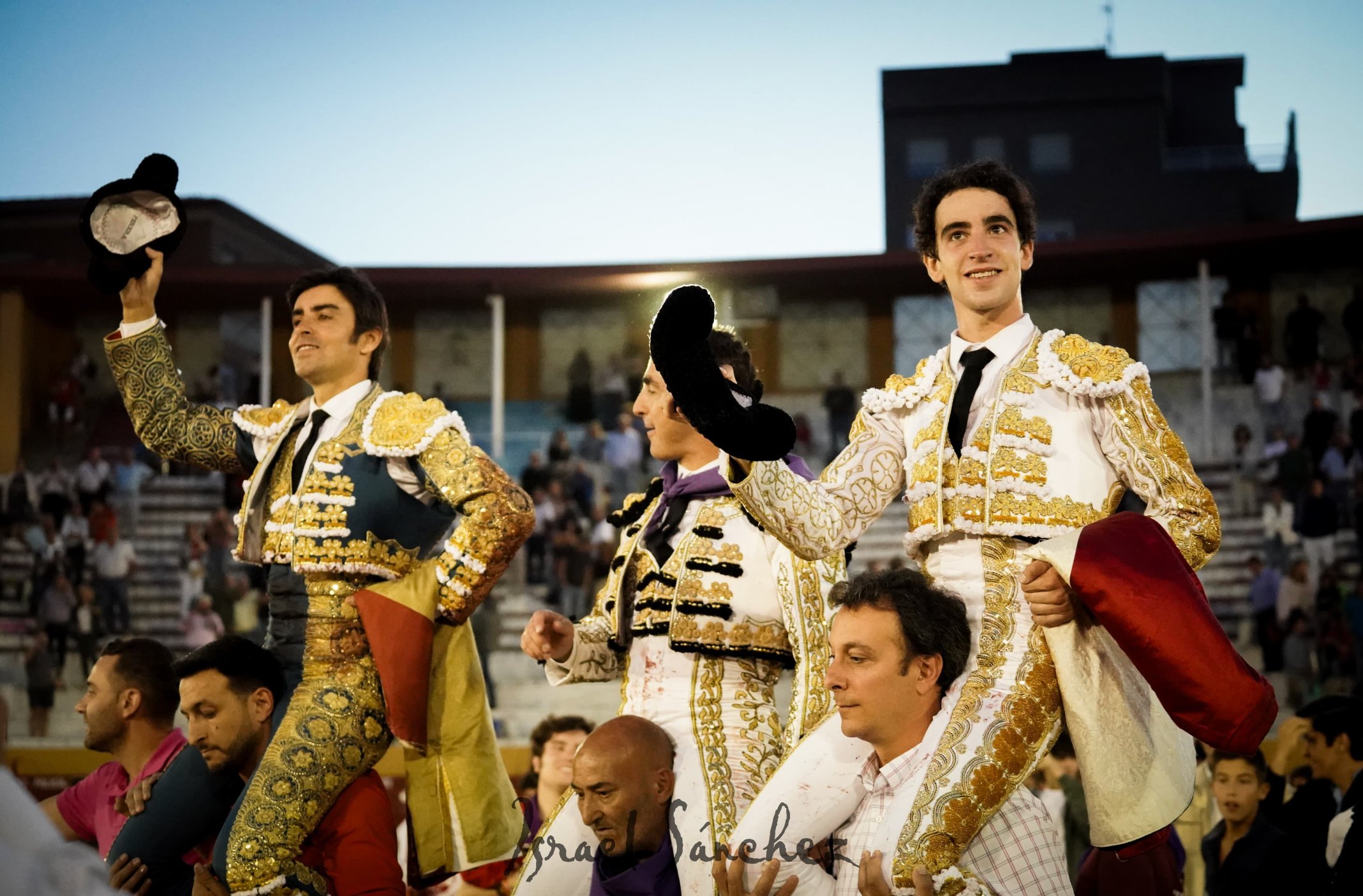Gran reaparición de Víctor Hernández, a hombros con la autoridad de Perera y un variado Fandi