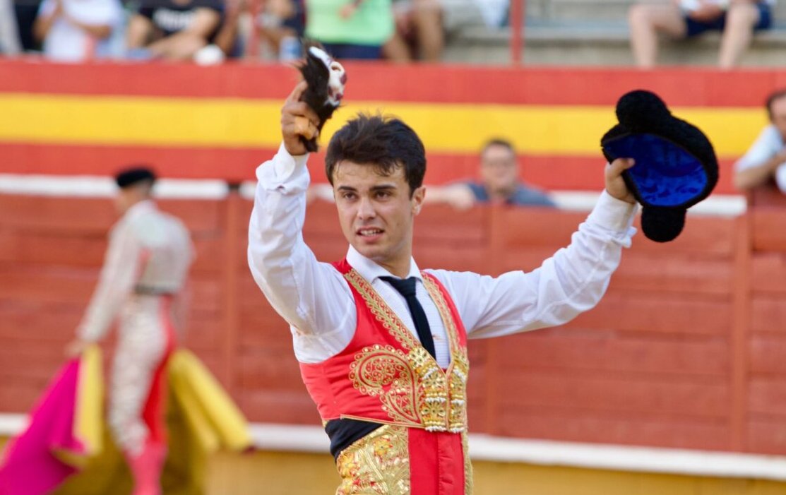 Oreja para Víctor Cerrato, varetazo en la espalda en El Álamo