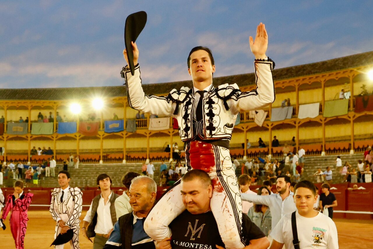 Luque, tres orejas, se lleva el Motín en Aranjuez