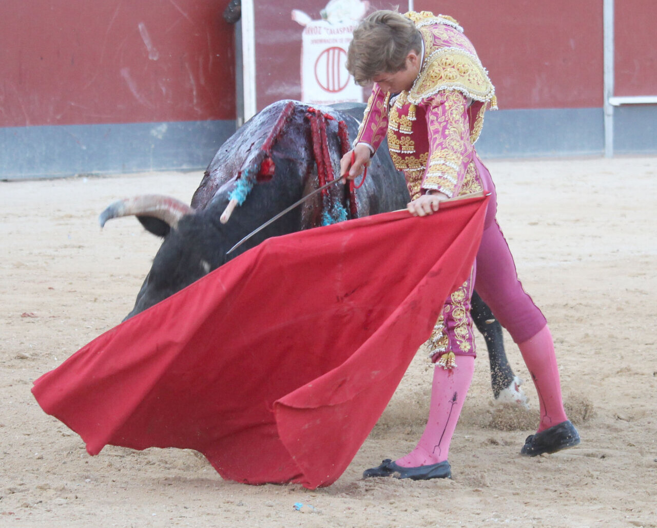 Valentía y detalles toreros de Álvaro Serrano en la cuarta de Calasparra