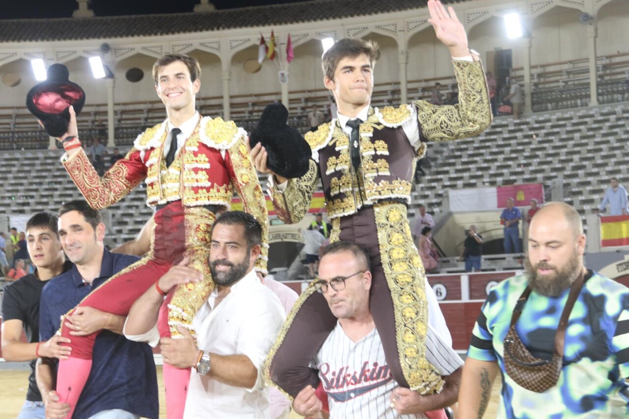 Navalón, lanzado hacia la alternativa, en hombros con Caballero, también excelso, en Albacete