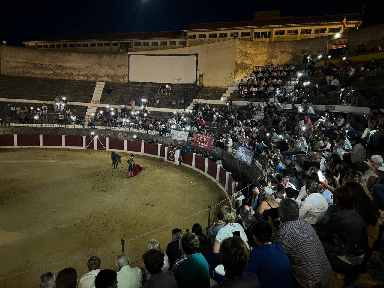 Toreando bajo la luz de los móviles ante un apagón en Bocairent