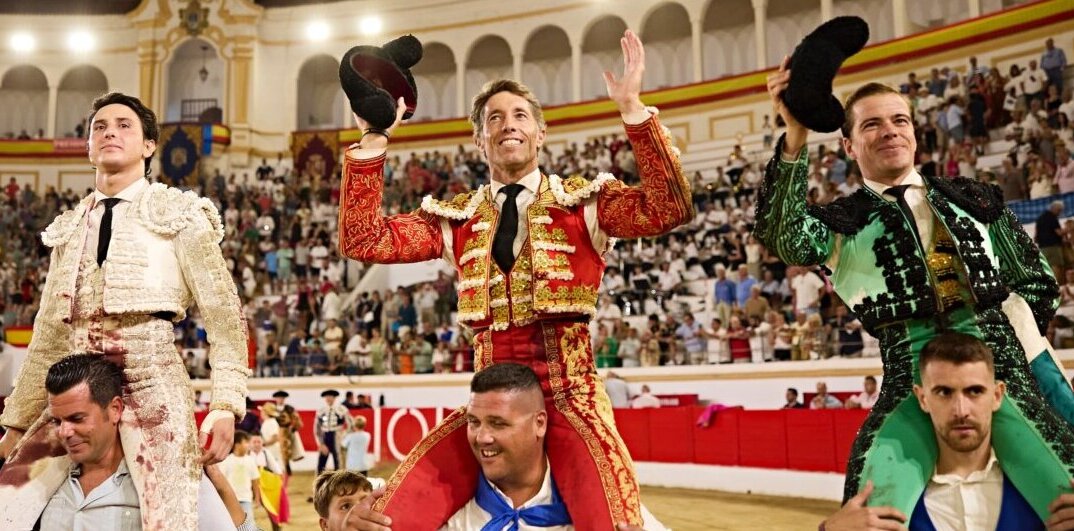 Escribano, Cortés y Roca Rey; triple puerta grande en Melilla