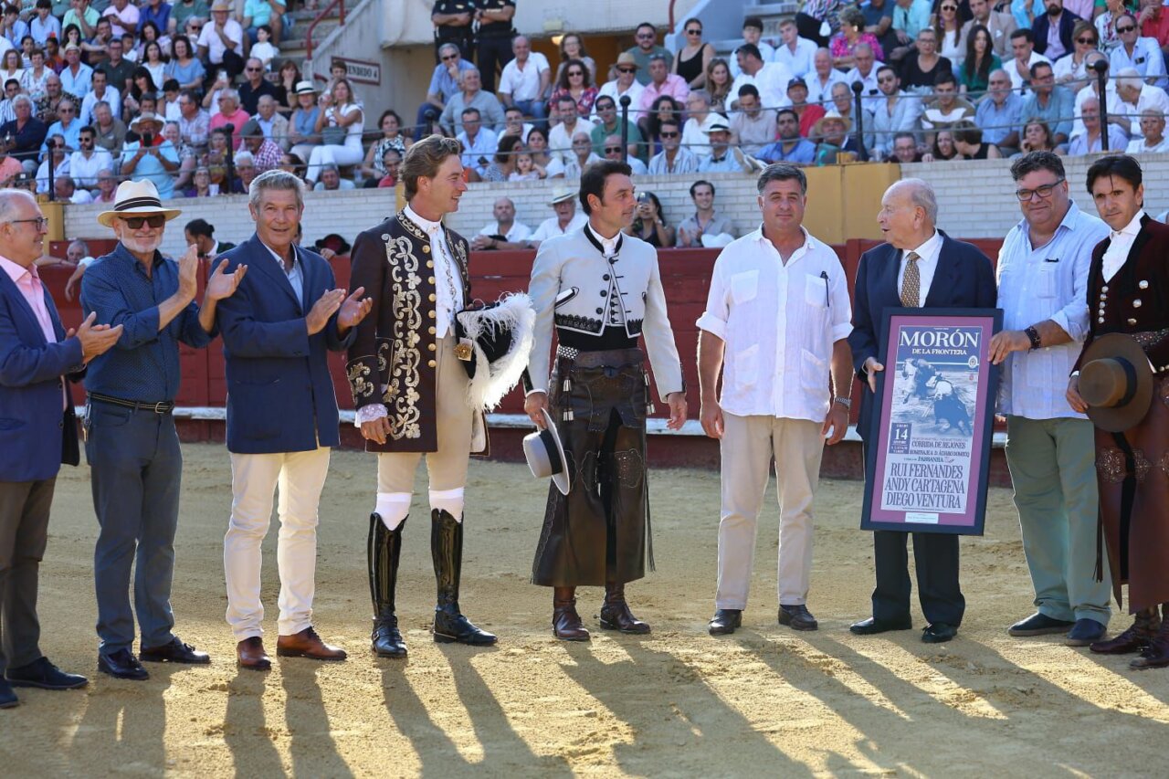 Cante grande a caballo de Ventura, en hombros con Rui Fernandes y Andy en un sentido homenaje a Álvaro Domecq
