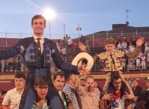 Diego Bastos y Álvaro Serrano, a hombros en Cadalso de los Vidrios.