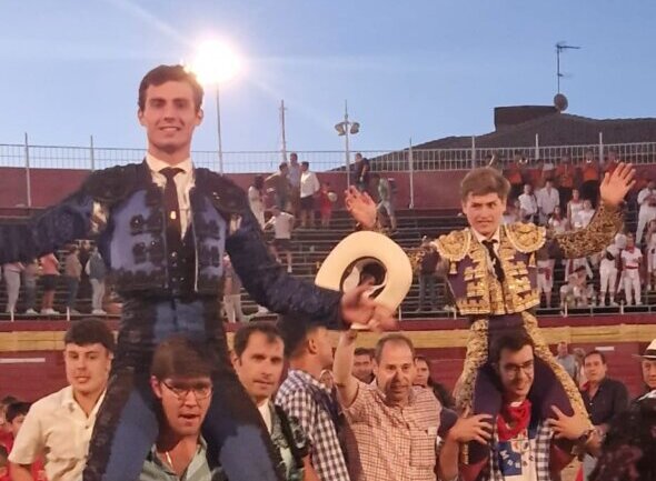 Diego Bastos y Álvaro Serrano, a hombros en Cadalso de los Vidrios.