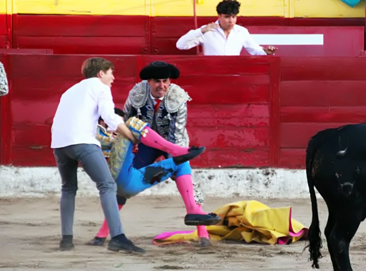 El novillero Roberto Cordero sigue en la UCI tras seis horas de operación