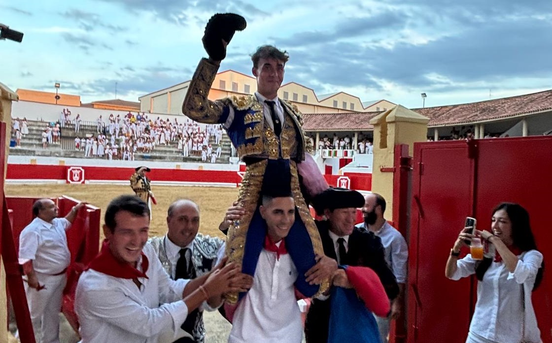 Alejandro Chicharro, en hombros en Peralta; éxitos de Diego Bastos, Cristian González, Daniel Medina, Cristiano Torres...