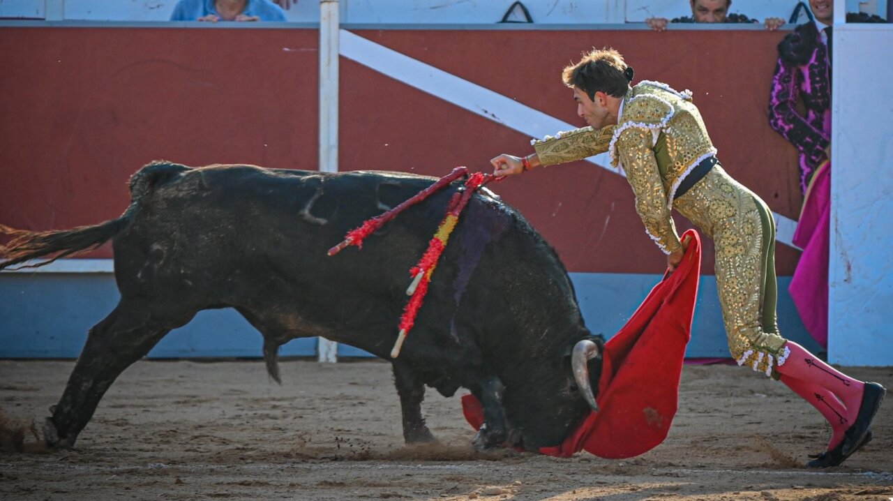 Navalón cae herido en El Casar: cornada en el muslo derecho "de entre 12 y 14 centímetros"