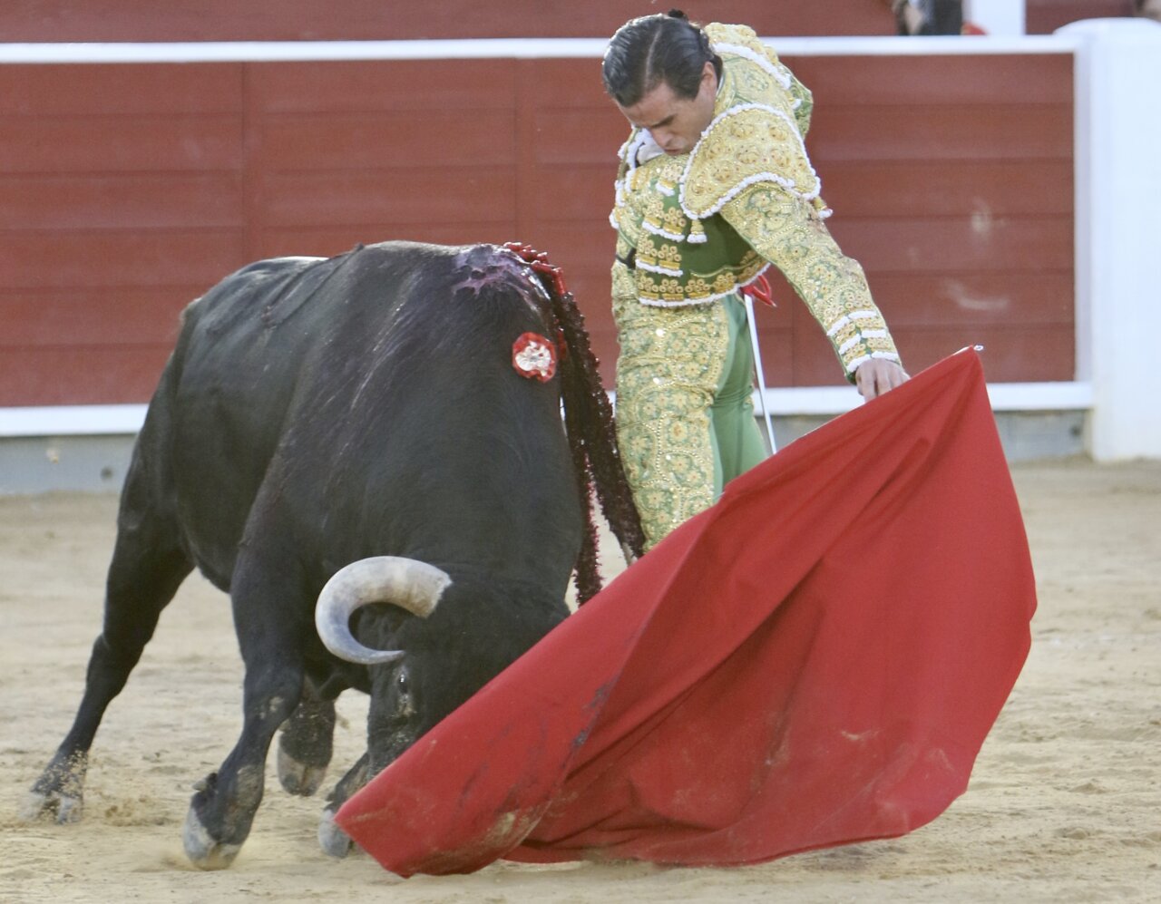 Una bella faena de Juan Ortega, oasis en un desierto en Albacete